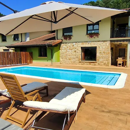 Con Piscina Climatizada En La Naturaleza